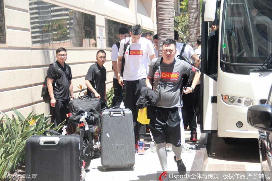 翟晓川走出机场状态放松，面带微笑，作为锋线上的重要轮换，他对即将到来的美国之旅充满信心。