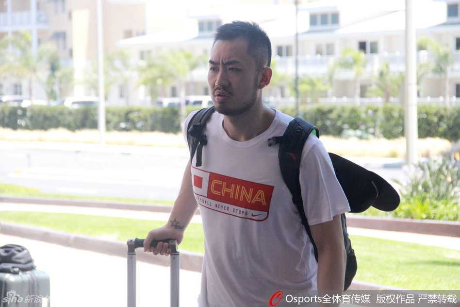 后卫赵继伟随队抵达，眼神中透露出坚定与沉稳，作为球队大脑之一，他的健康回归对男篮至关重要。