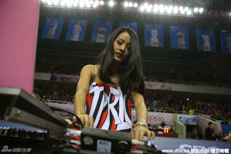 身处喧嚣赛场中央，她依然保持着清新脱俗的气质，一颦一笑间尽显迷人风采，成为镜头追逐的焦点