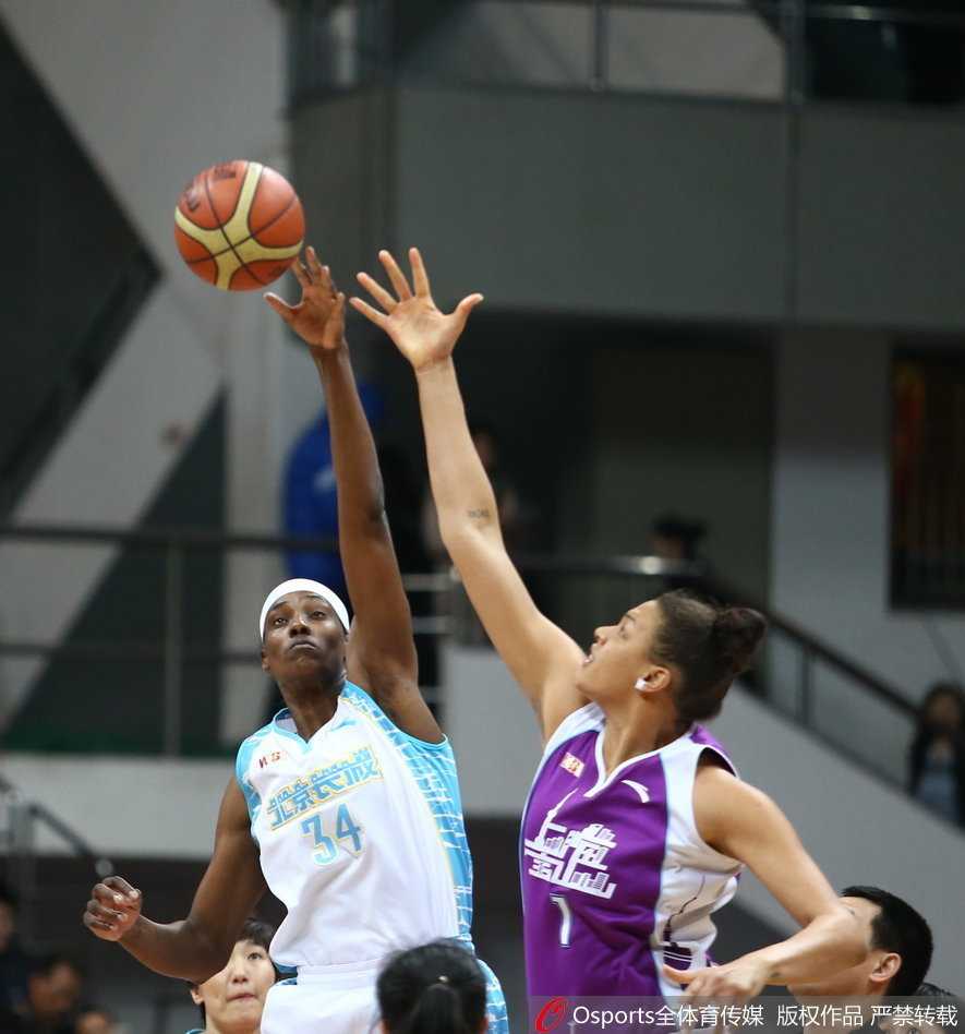 福尔斯与坎贝奇两大中锋正面硬刚，火星四溅，巅峰对决一触即发。