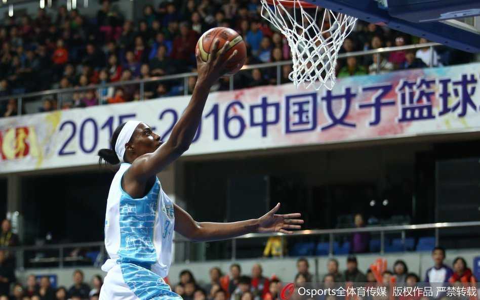 福尔斯犹如一道闪电，率先冲破上海女篮的防线，一马当先杀入对手腹地。
