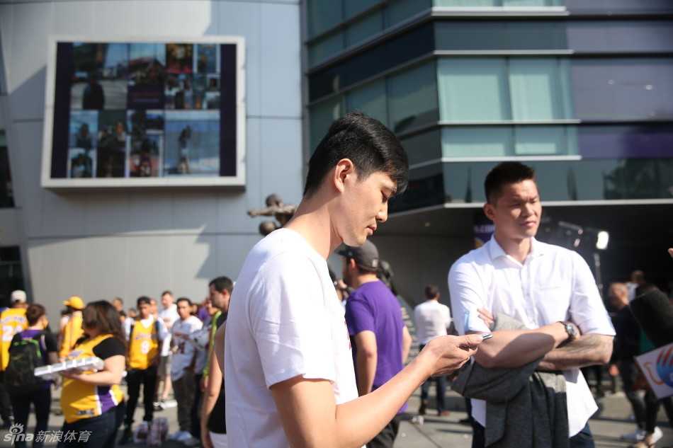 密密麻麻的球迷留言墙上，一条用黑色马克笔写下的“科比，谢谢你”格外醒目，旁边还画着湖人队的标志，字里行间透露出不舍与祝福。