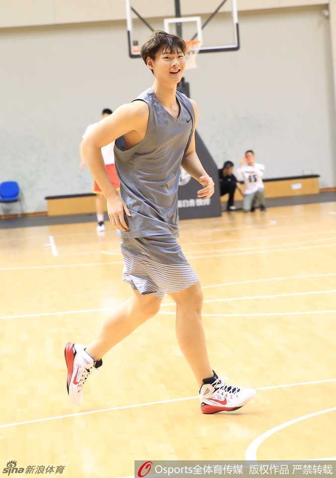 郭艾伦在双手运球练习中目光如炬，球感娴熟，健硕的手臂肌肉在控球节奏中展现出力量与美感的完美结合。