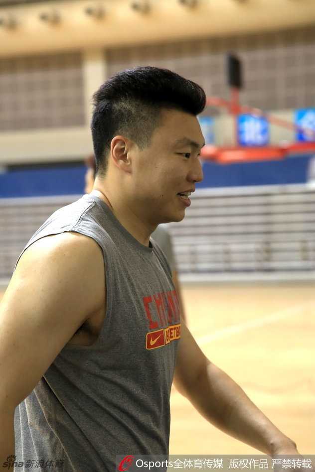 中锋王哲林心情不错，在训练间歇与队友轻松交流，摆脱了伤病困扰的他脸上洋溢着自信的笑容，备战状态渐入佳境。