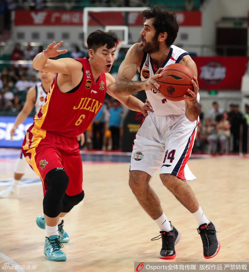 比赛结束的哨声响起，双方球员互相致意，眼神中既有对对手的尊重，也夹杂着胜利的喜悦与失败的落寞，交织成一幅动人的体育画卷