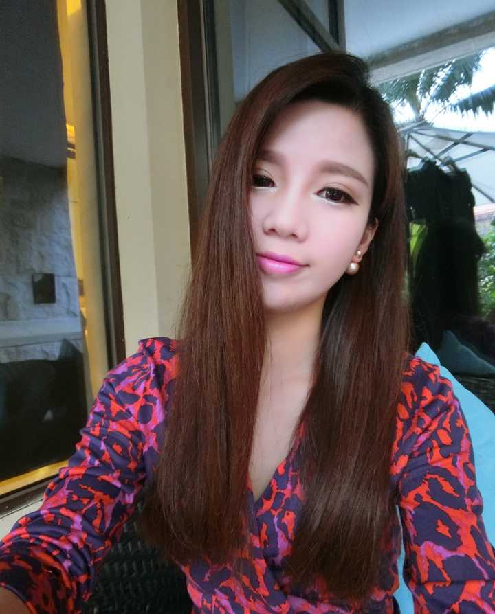 镜头拉远，王俪婷身着休闲装漫步在异国街头，随性的姿态中透着自信与洒脱，仿佛整个世界都是她的游乐场。