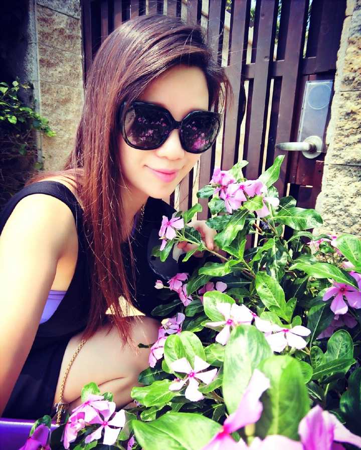 王俪婷在喷泉池边回眸一笑，清澈的眼神和上扬的嘴角，带着一丝俏皮，仿佛在与镜头后的摄影师分享着独属于两人的小秘密。