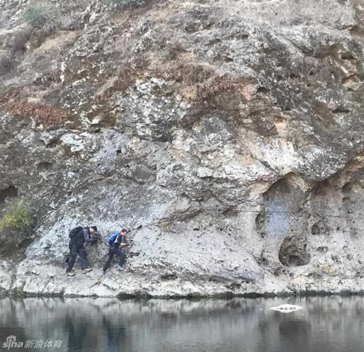 跋山涉水的间隙，贝尔与姚明在山谷间留下了一张珍贵的合影。两人的笑容中都带着一丝疲惫后的释然，身后是壮丽的荒野风光，见证着这段跨越体育与自然的非凡友谊。