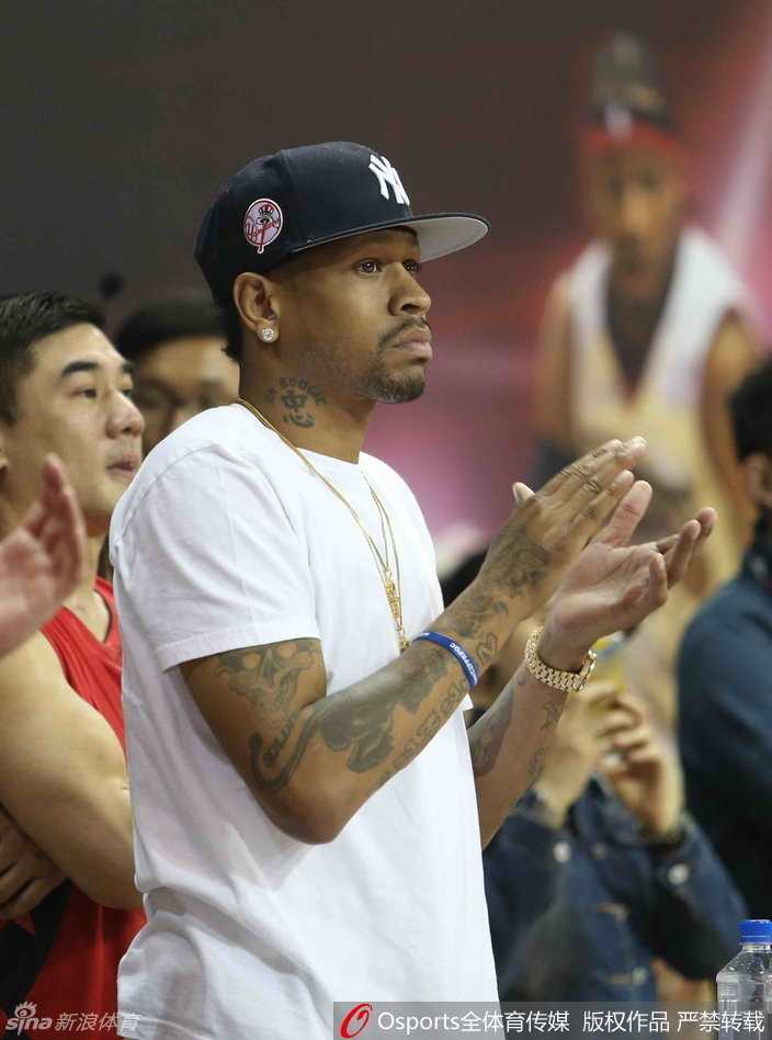 鼓舞队员艾弗森在场边拉着球员的手面授机宜认真布置战术