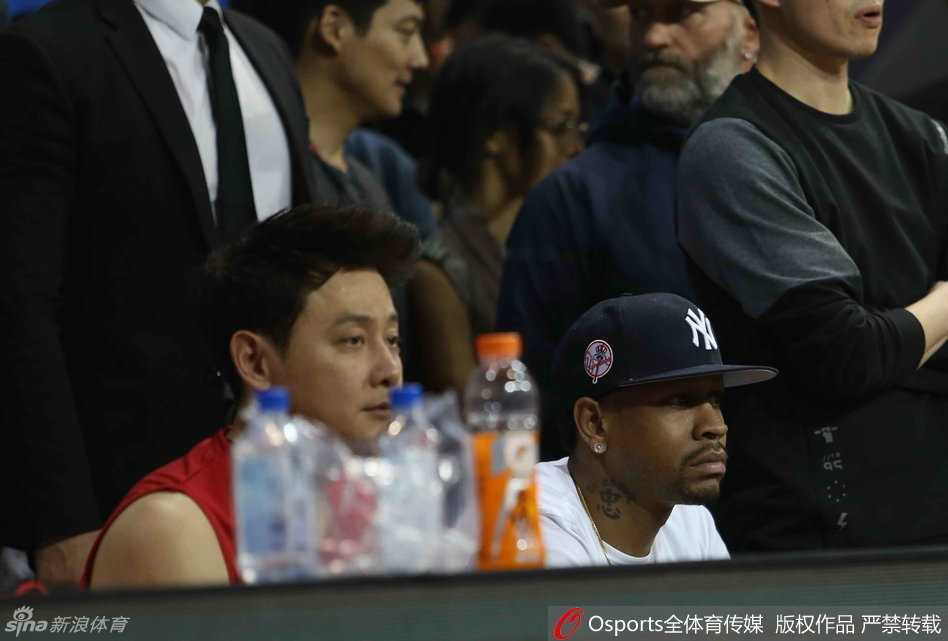 比赛瞬间场上球员激烈拼抢背景是场边艾弗森站立观战的身影