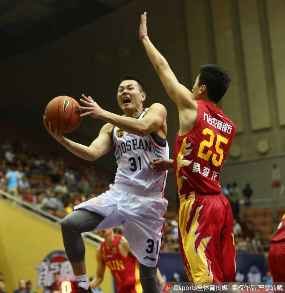 龚松林如飞马踏燕般杀入禁区,面对补防球员高高跃起,身体在空中扭成一张弓,将球顽强地送往篮筐