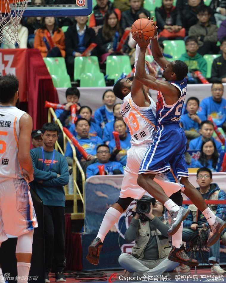 天津队外援兰姆接球后腾空而起，上演势大力沉的双手暴扣终结进攻
