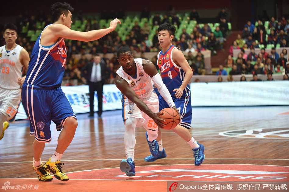 上海队外援展现惊人弹跳，头部平框上演势大力沉的单手劈扣挂筐