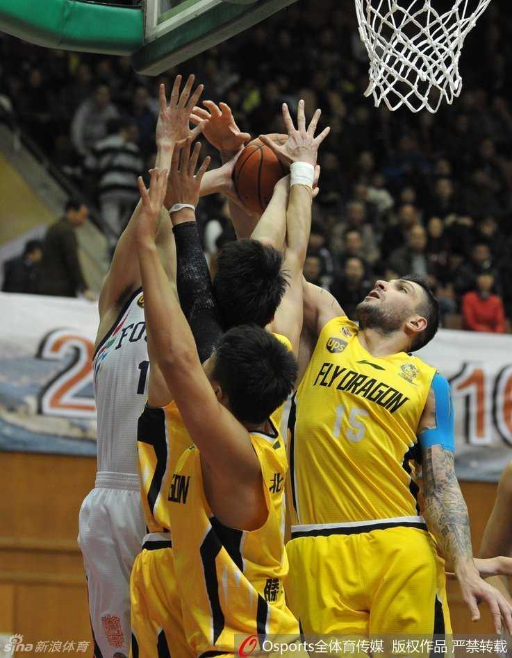 广厦队胡金秋力劈华山，完成霸气单手劈扣，展现内线统治力