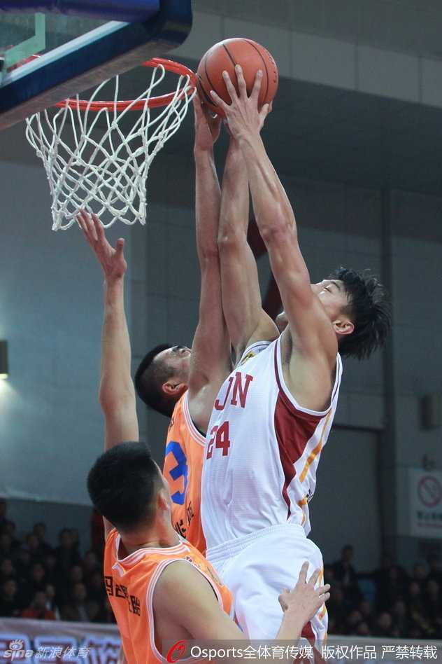 张大宇上篮瞬间遭到迎面阻击，篮球被无情按在篮板上