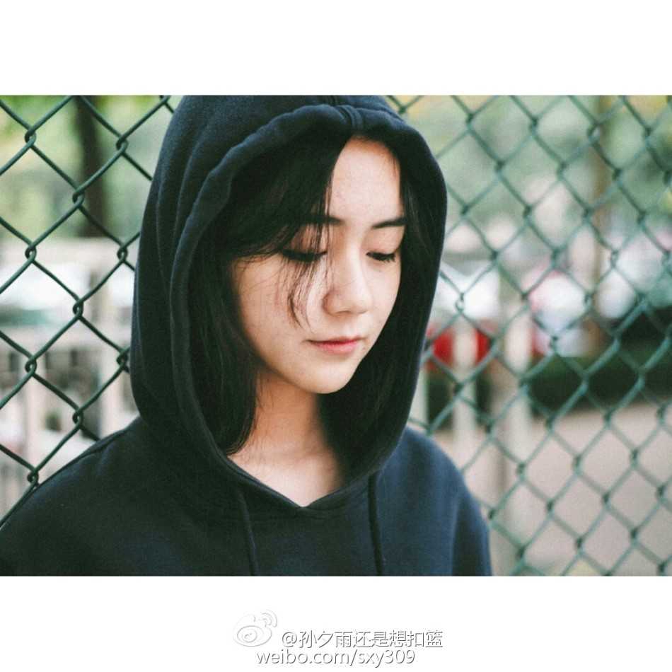 午后阳光洒在肩上，篮球女孩运球时神情专注，仿佛在和手中的篮球进行一场无声的对话