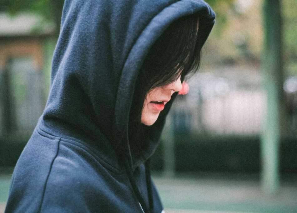 篮球女孩双手抱球望向远方，眼神清澈而坚定，身后的篮球场显得格外空旷宁静