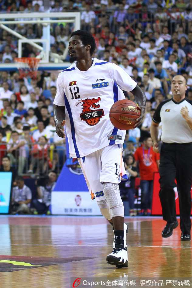 球员抢下进攻篮板，面对防守强行起跳，在对抗中寻找出手机会。