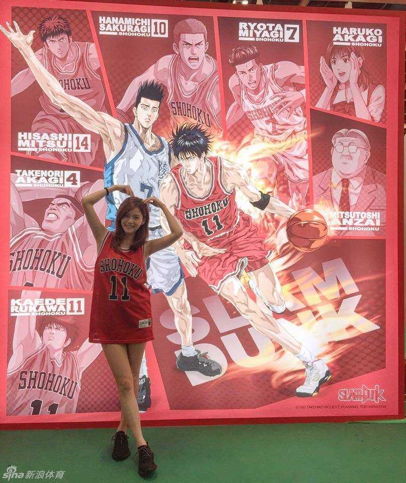 和朋友们欢聚球场，笑容灿烂，神似陈妍希的她展现真挚友谊