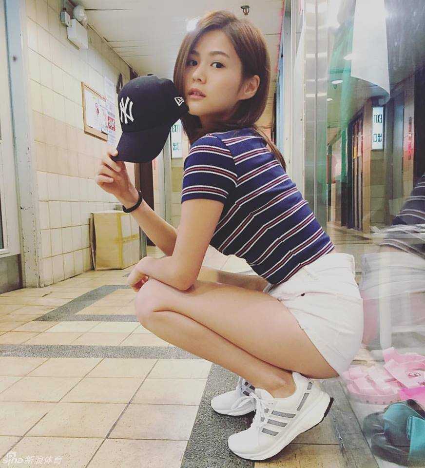 怀抱卖萌的比熊犬，她眼神温柔，健康美丽中透着无限爱心