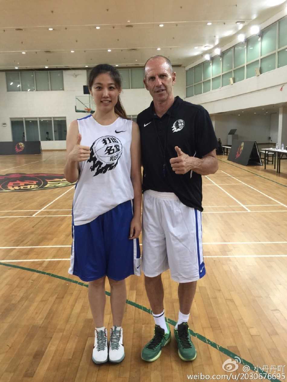 一双经典的科比系列篮球鞋特写，鞋身线条流畅，是球场上不可或缺的装备，承载着女孩们的篮球梦想。