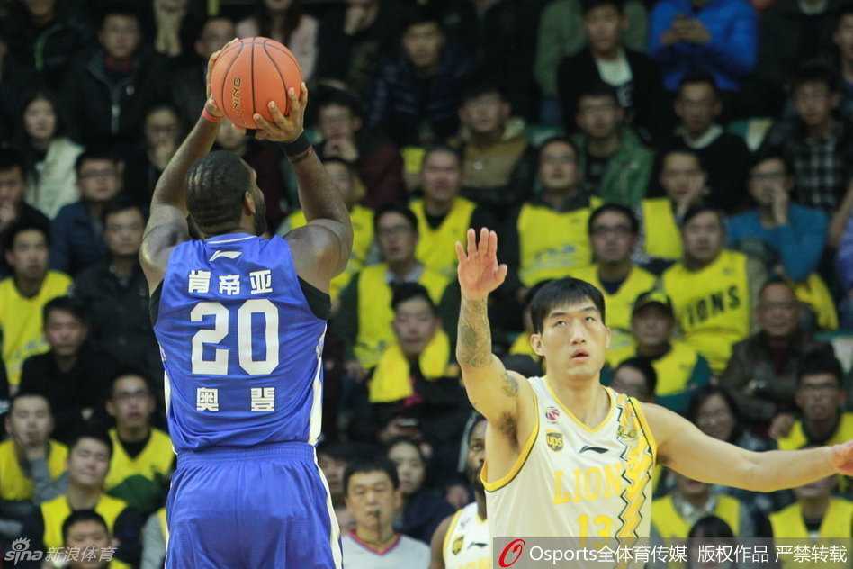 许钟豪在奥登面前毫无惧色，用一记势大力沉的双手暴扣强势回应了对手的防守。