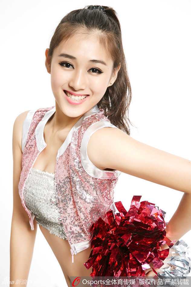 灵动身姿演绎魔鬼身材，赛场下的柔美时光令人倾倒