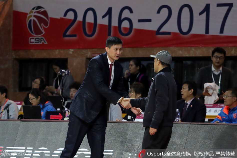 易建联篮下强起遭遇许钟豪与付豪的合力封盖，皮球被干扰的瞬间，阿联的表情写满了对下一次进攻的渴望。