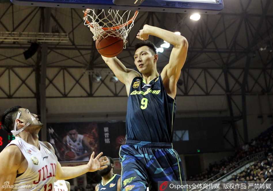 阿联腾空而起，单臂擎天，一记势大力沉的暴扣震撼全场