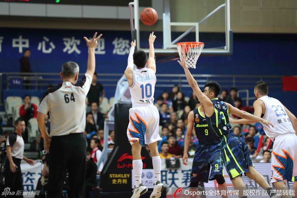 场边的刘晓宇一边运球一边大声指挥队友跑位，领袖气质在这一刻尽显无遗。