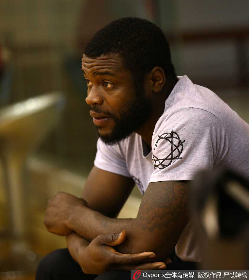 队长周鹏在训练中专注练习投篮，他的中远距离投射是广东队拉开空间、打破僵局的重要武器。