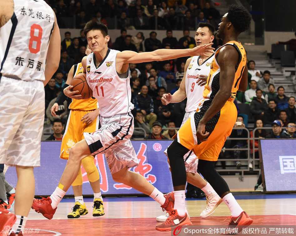 朱芳雨在长人林中穿梭，犹如利刃出鞘，眼神坚毅地杀向敌阵