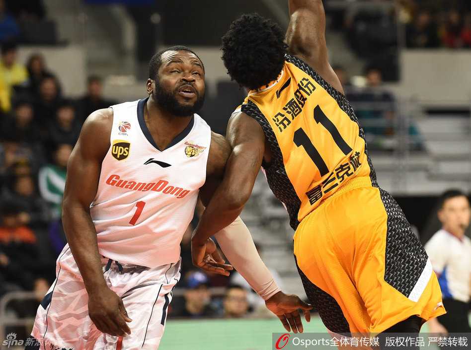 迪奥古倚靠防守强行上篮，人仰马翻间仍将球高高抛起，彰显强硬本色