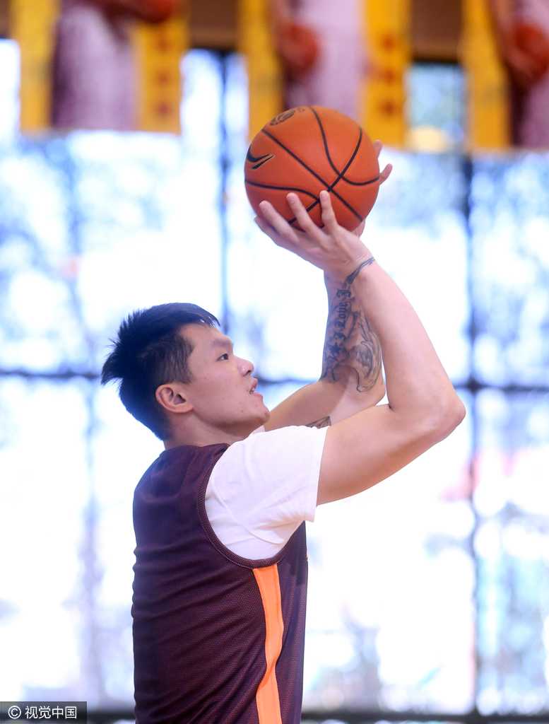 布泽尔在低位要球后奋力卡位，肌肉紧绷，眼神坚毅，额头上的汗珠折射出灯光，映照出他试图在CBA重新证明自己的决心。