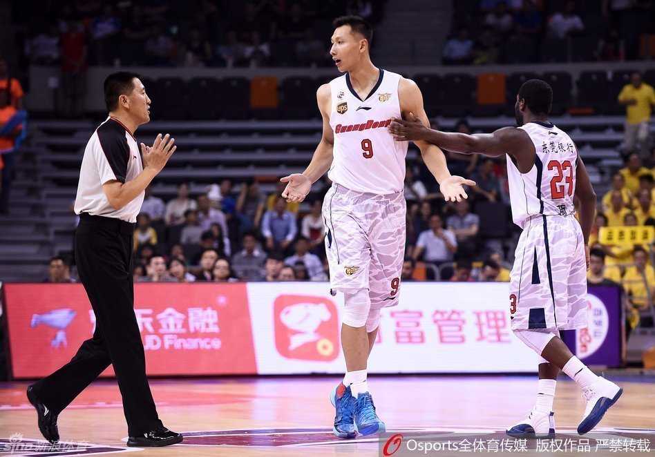 易建联眉头紧锁，摊开双手面向裁判，眼神中充满了对刚才约什封盖布泽尔那次判罚的不解与抗议。