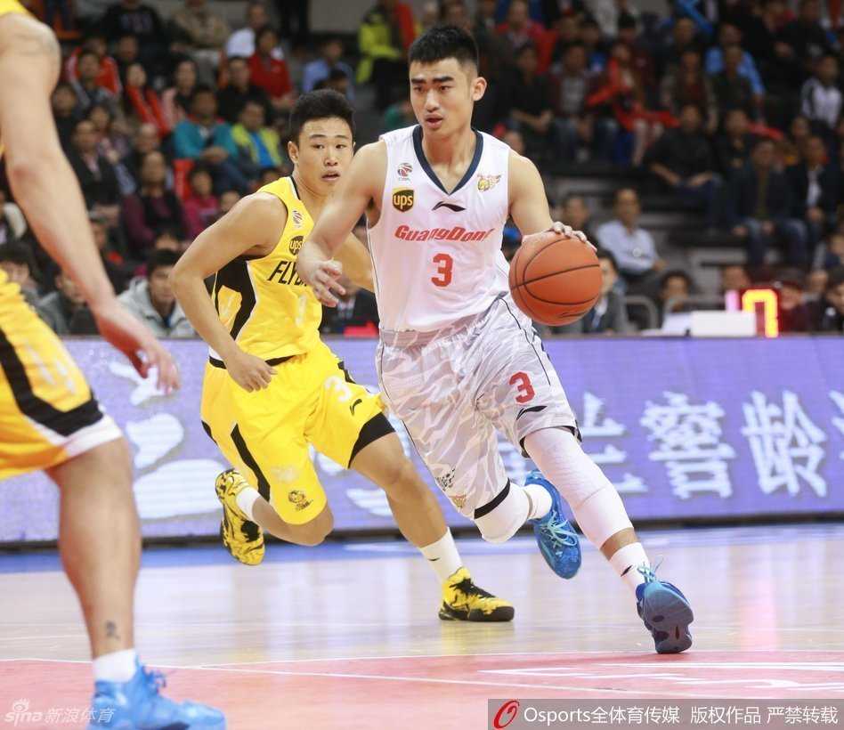 高尚持球强行突破，年轻的面庞写满坚毅，他像一把尖刀狠狠插入对手的心脏地带，展现出新生代的力量。