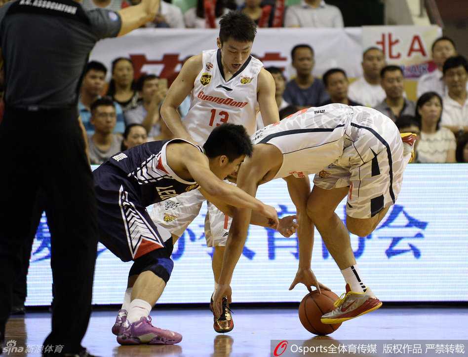 易建联力压李慕豪单手劈扣，霸气外露