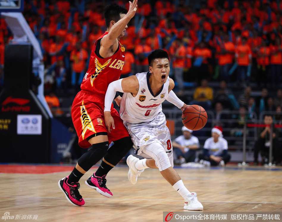 斯隆面对帕戈的贴防强行突破，两人身体对抗激烈，斯隆眼神坚毅寻找着传球或得分的契机。