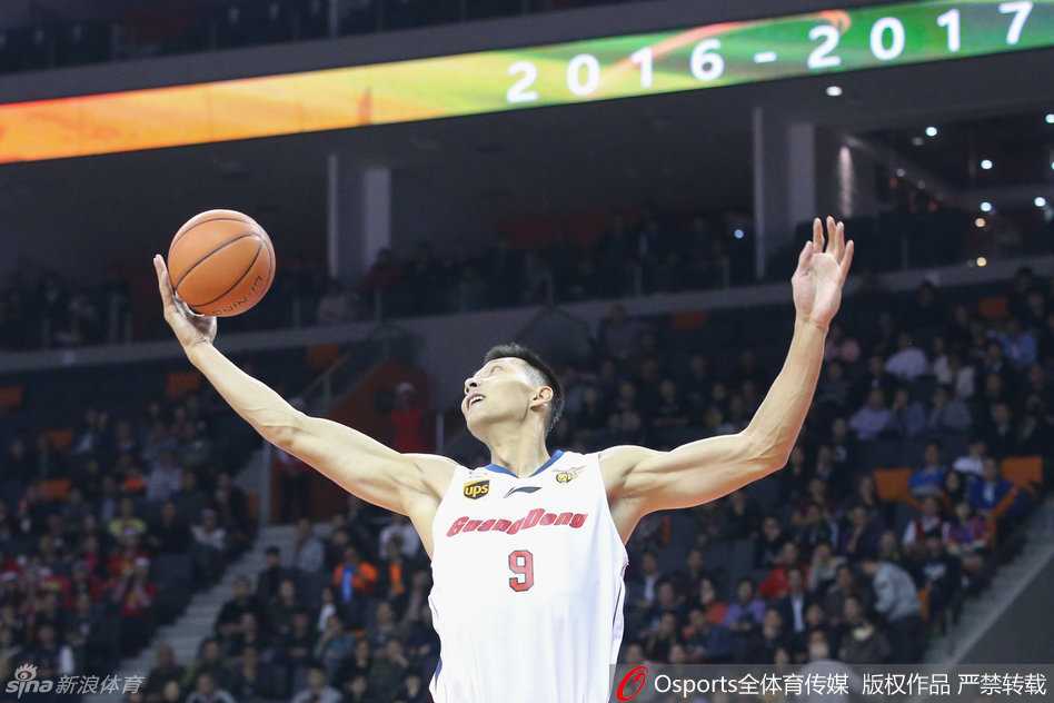 李慕豪背身单打易建联，两人国家队新老内线在CBA赛场上针锋相对，肌肉碰撞的瞬间极具张力。