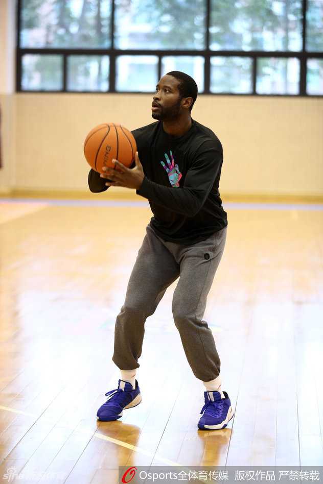 唐纳德-斯隆犹如球场指挥官，在对抗训练中从容运球推进，犀利的眼神仿佛已经看穿了对手的防线，正在寻找最佳的传球契机。