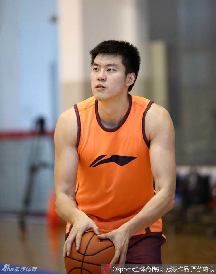 训练结束后，易建联独自留在场边进行投篮加练，偌大的球馆里只剩下篮球刷网而过的清脆声响，诠释着核心球员的担当与坚持。