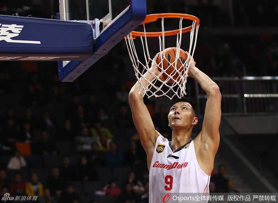 杜锋将卡特拉到身边，细致地为他讲解跑位细节，这一刻他不仅是主帅，更是场上的引路人