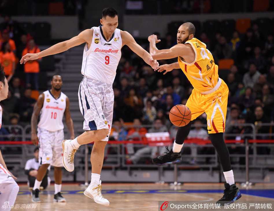 场边的杜锋神情专注，正伸出双手向卡特面授机宜，眉宇间透露出对场上局势的精准把控