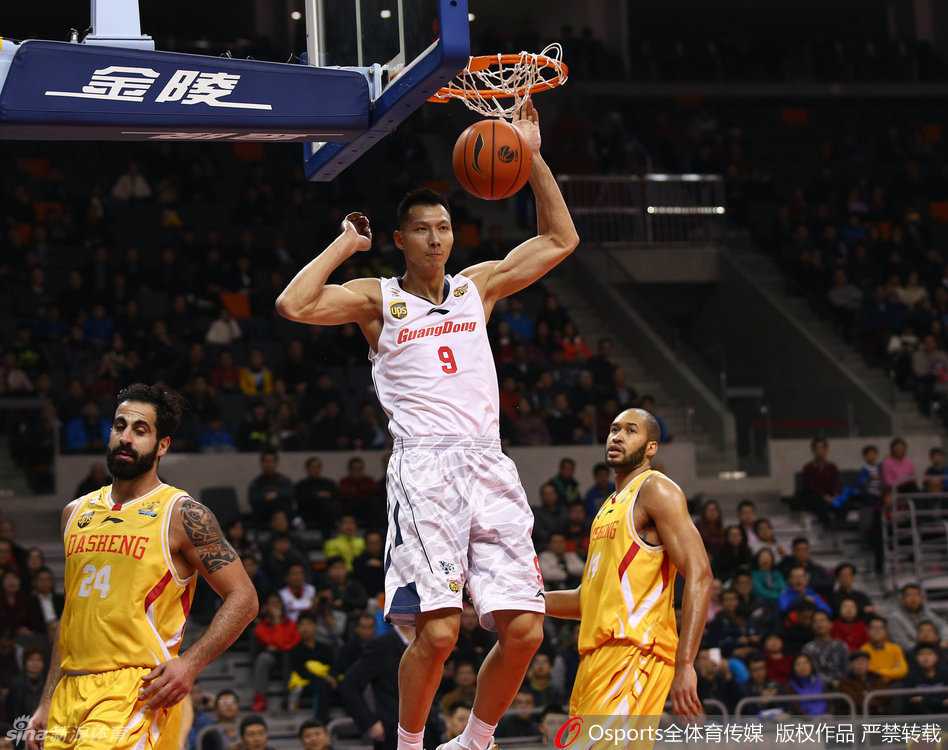 桑尼面对董瀚麟的贴身长臂干扰，选择单手持球试图摆脱，两人在内线展开了激烈的肌肉对抗