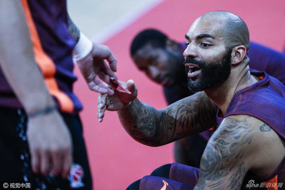 外援布泽尔在训练中跳起投篮，手感柔和，篮球划出一道优美的弧线，预示着他正努力找回比赛节奏。