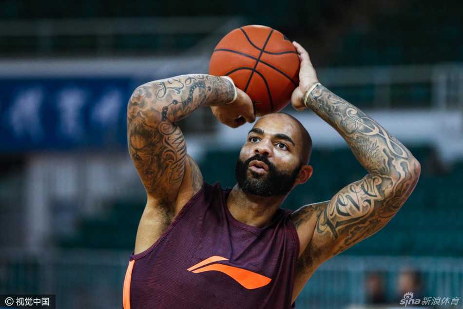 在一处室内的休闲沙发上，球员以一种轻松诙谐的方式“坐”着练习投篮动作，体现了球队张弛有度的备战氛围。