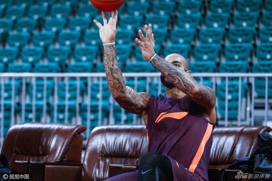 主教练杜锋在场边拉住外援斯隆，神情严肃地进行着战术沟通，两人眼神交汇处，是对胜利的共同渴望。