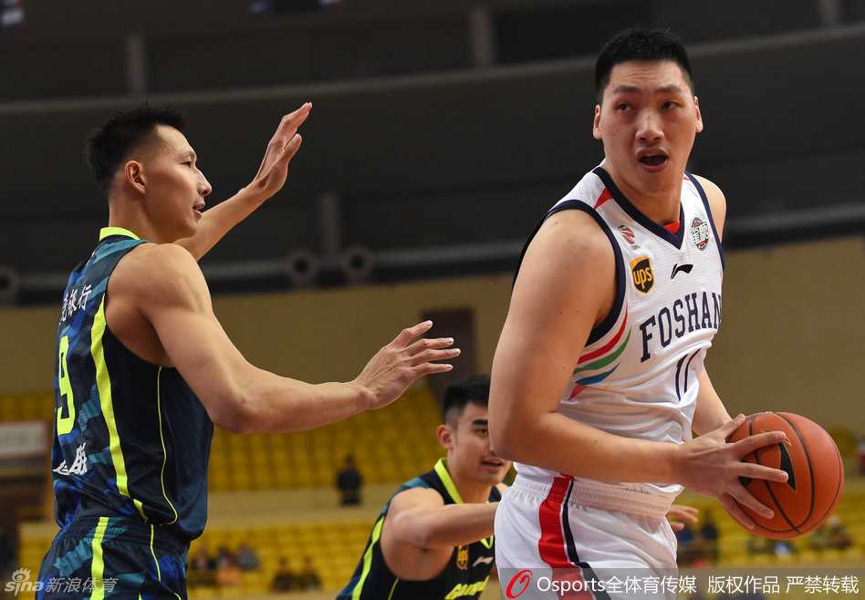 朱芳雨与易建联四目相对，两位老将高高跃起，用力击掌，这充满力量的瞬间不仅是对一次精彩配合的庆祝，更是广东宏远队魂的无声传承与兄弟情深的写照。