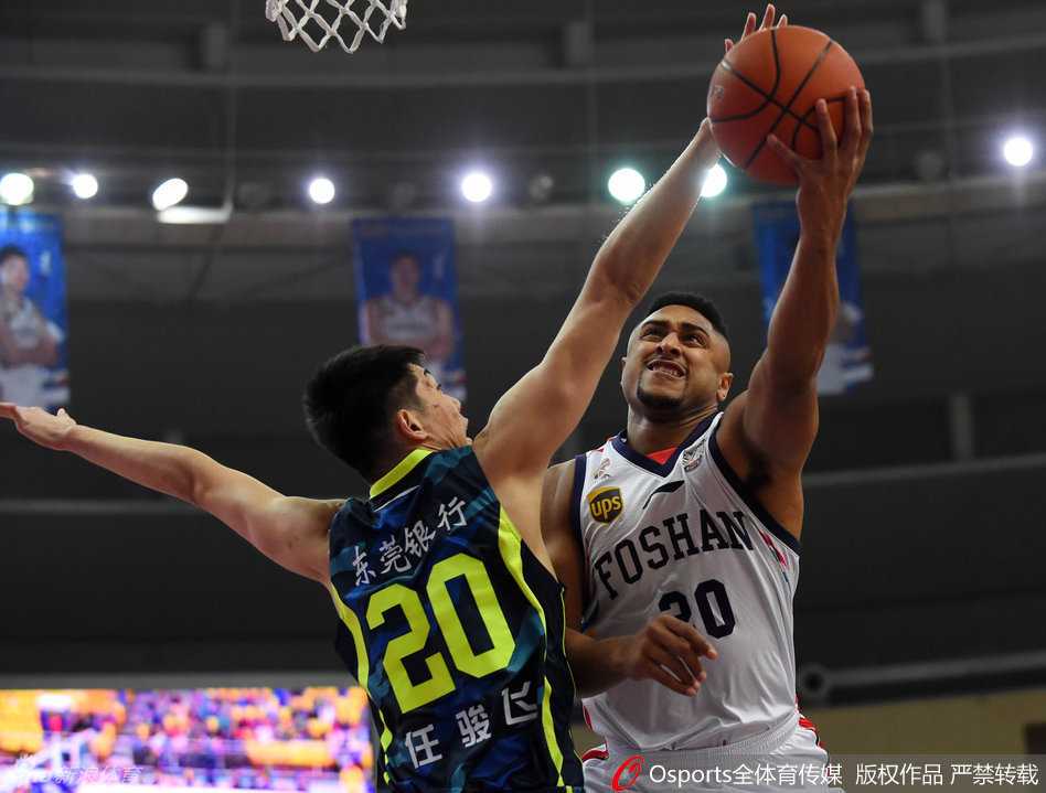 易建联从后场疾速追袭，如猎豹般腾空而起，用一记震撼全场的追身钉板大帽，将对手必进的上篮无情地摁在篮板之上，展现了惊人的运动天赋和领袖气质。