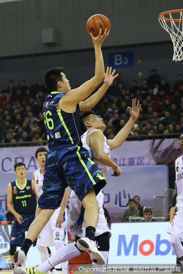 易建联在防守端如同巨塔一般，面对江苏外援萨缪尔斯的强行转身，他看准时机，一记势大力沉的火锅将球扇飞，引爆了广东队的替补席。